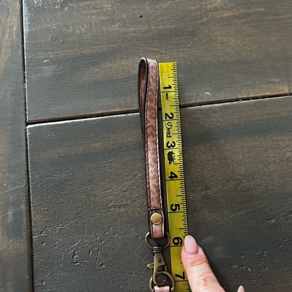 ✨5/$25✨Pink cheetah print wristlet - Picture 5 of 7